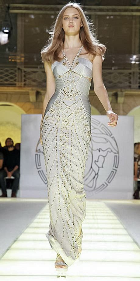 vestiti bianchi versace donna|Abiti da sera da donna di Versace .